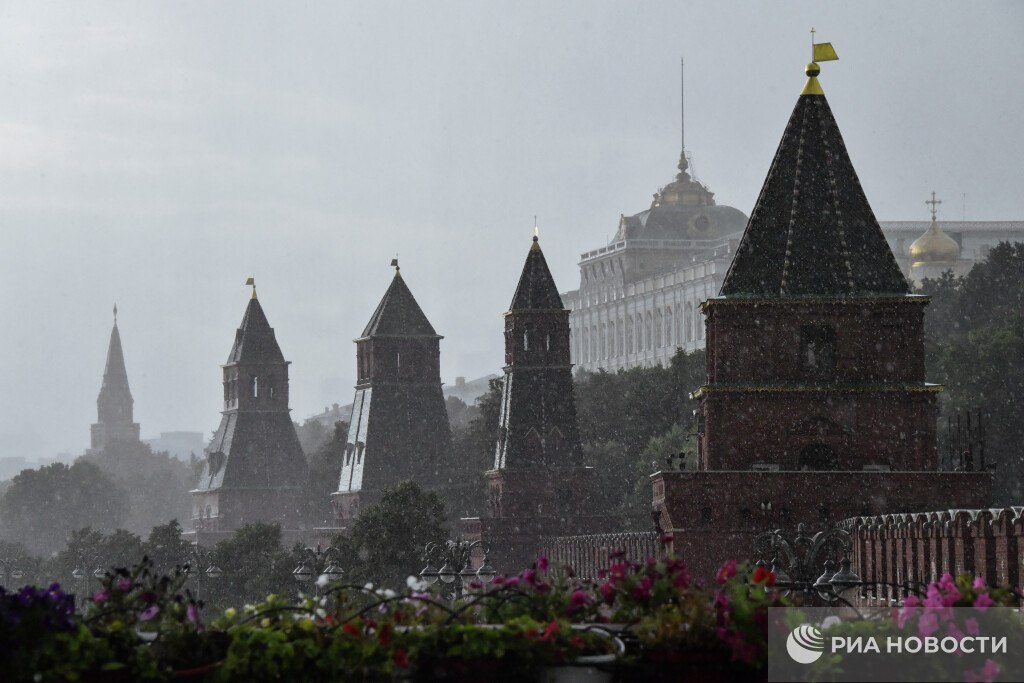 Пик аномальных дождей ожидается в Москве в понедельник вечером, в центре города может выпасть до 36 мм осадков, сообщил РИА Новости синоптик "Фобоса" Тишковец / Все наши каналы