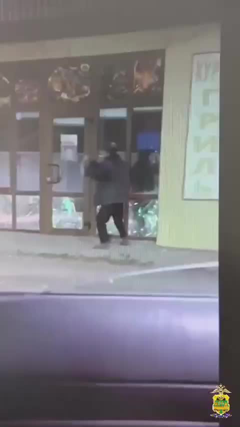 В Ейске и Октябрьской задержаны мужчины за повреждение магазинов