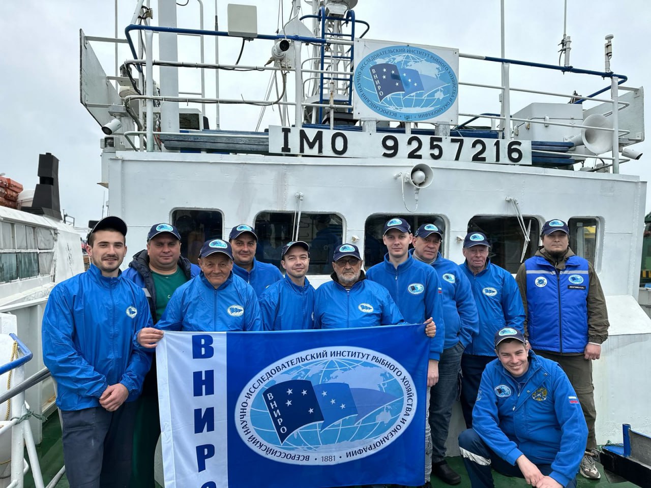 Крымские ученые обследовали район аварии танкеров в Чёрном море Азово-Черноморский филиал ГНЦ РФ ФГБНУ «ВНИРО» «АзНИИРХ» провёл весеннюю экспедицию на исследовательской судне «Олег Бетин». Цель – провести научные исследования в районе разлива мазута. Пробы были взяты в Чёрном море в районе от мыса Анапский до мыса Такиль, а также в южной часть Керченского пролива до Крымского моста. Отбирались образцы микроводорослей фитопланктона , животного планктона, донных обитателей. Полученные результаты позволят определить воздействие последствий аварии на состояние водных биологических ресурсов и среду их обитания, нанесенный вред рыбному хозяйству. А также составить прогноз последствий и темпа восстановления нарушенной природной среды. Крымский мост Новости Крыма