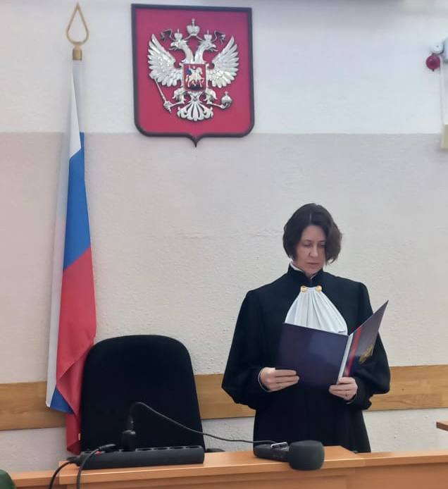 В Нижнесергинском районе вынесен приговор подростку за покушение на грабеж и причинение средней тяжести вреда здоровью Нижнесергинский районный суд на основании доказательств представленных государственным обвинителем вынес приговор по уголовному делу в отношении подростка 2010 г р Юноша признан виновным в совершении преступлений по ч 3 ст 30 п г ч 2 ст 161 УК РФ покушение на грабеж пп д ч 2 ст 112 УК РФ умышленное причинение средней тяжести вреда здоровью из хулиганских побуждений В ходе рассмотрения в суде уголовного дела установлено что 30 сентября 2024 года осужденный встретив в коридоре школы в г Нижние Серги малолетнего мальчика 2013 г р потребовал от него передать принадлежащие последнему денежные средства в размере 100 рублей При этом с целью подавления воли потерпевшего к сопротивлению применил к нему физическое насилие толкнув его в левое плечо ладонью руки После этого 11 ноября 2024 года во время перемены между школьными уроками осужденный с силой нанес не менее 2 ударов кулаком руки в область головы своей одноклассницы не менее 4 ударов кулаками обеих рук и один удар своей правой ногой в область туловища девочки после чего разбежавшись подпрыгнул и с силой нанес своей правой ногой один удар в область туловища и левой руки девочки Своими умышленными противоправными действиями подросток причинил однокласснице острую физическую боль и телесные повреждения в виде тупой травмы груди с повреждением хрящевой части ребер справа и слева переломов хрящевой части 3 и 6 ребра справа контузионных повреждений хрящевой части 4 ребра справа и иных   Нижнесергинский районный суд назначил виновному наказание в виде 1 года 8 месяцев лишения свободы условно с испытательным сроком 2 года