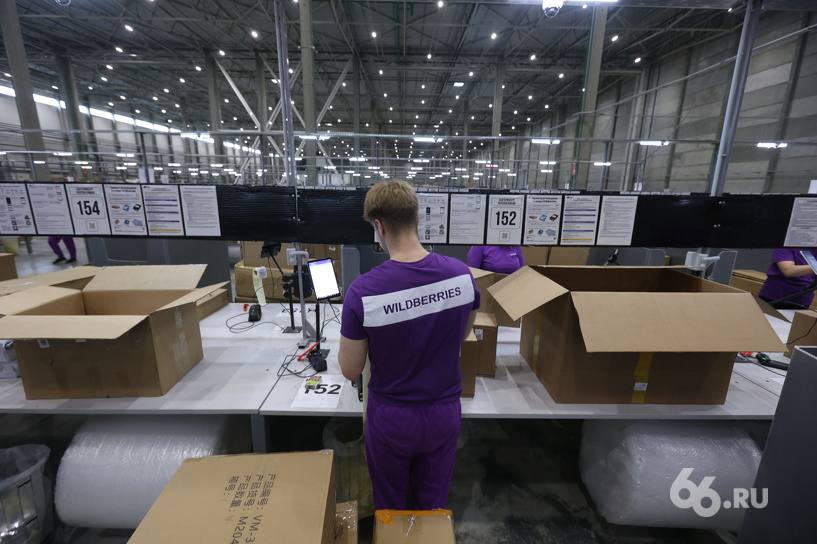 Погиб рабочий на складе Wildberries Мужчина нарушил технику безопасности и оказался в зоне подъемников которые перевозили грузы объяснили 66 RU в пресс службе компании Самостоятельные действия с техникой привели к непоправимым последствиям оперативно прибывшая на место скорая помощь констатировали смерть заявили в Wildberries В компании пообещали оказать помощь и поддержку семье погибшего Следователи проводят расследование Склад с разрешения силовиков продолжает работу в штатном режиме   Новости из Екатеринбурга