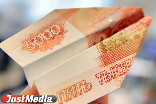 В Свердловской области в 2025 году выявили 42 фальшивых купюры на общую сумму 138 тысяч рублей. Больше всего — 25 штрук — подделок купюры номиналом 5000 рублей образца 1997 года. Купюру в 1000 рублей подделывали 11 раз. А среди банкнот в 2000 рублей и 500 рублей было выявлено всего две поддельные купюры. Среди фальшивок попадаются также и монеты – за первый квартал было выявлено четыре подделки, сообщили в Уральском управлении ЦБ. По статистике, чаще всего поддельные купюры обнаруживают при инкассации торговых точек, а из рук физических лиц подделки изымают крайне редко.