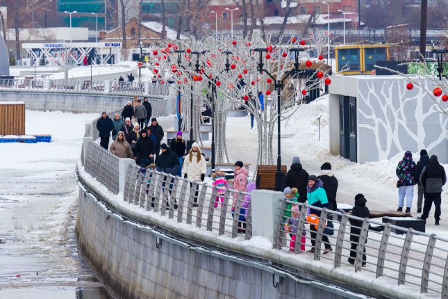 В Челябинской области приняты законы в социальной сфере   www up74 ru articles obshchestvo 167912 К примеру Изменения коснулись и закона о статусе и поддержке многодетных семей Теперь один из супругов воспитывающих нескольких детей может быть прописан в другом регионе России Дополнительную помощь получат семьи в которых растет ребенок с редким заболеванием муковисцидозом По закону ежемесячно одному из родителей будут выплачивать 5733 рубля пока ребенку не исполнится 18 лет