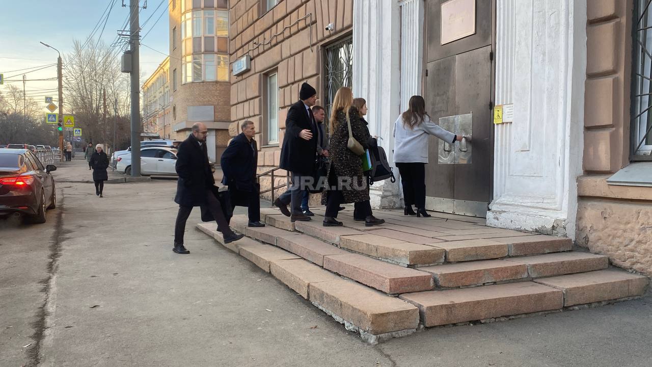 ОПГ Махонинские может лишиться имущества на 3 8 миллиарда рублей все заберет государство Группировку признали экстремистской свое состояние банда сколотила на преступных схемах В список конфискации вошли не только личные машины и квартиры участников ОПГ но и коммерческая недвижка в области например знаменитый челябинский ночной клуб Галактика По первому иску у них забрали уже имущества на 2 5 миллиарда сейчас готовится новый на 1 3 млрд Один из лидеров ОПГ Александр Махонин находится под домашним арестом Его брат Андрей в федеральном розыске Их племянник Никита уже отбывает срок за смертельное ДТП Организация признана экстремистской и запрещена в РФ Подписаться Мы в MAX