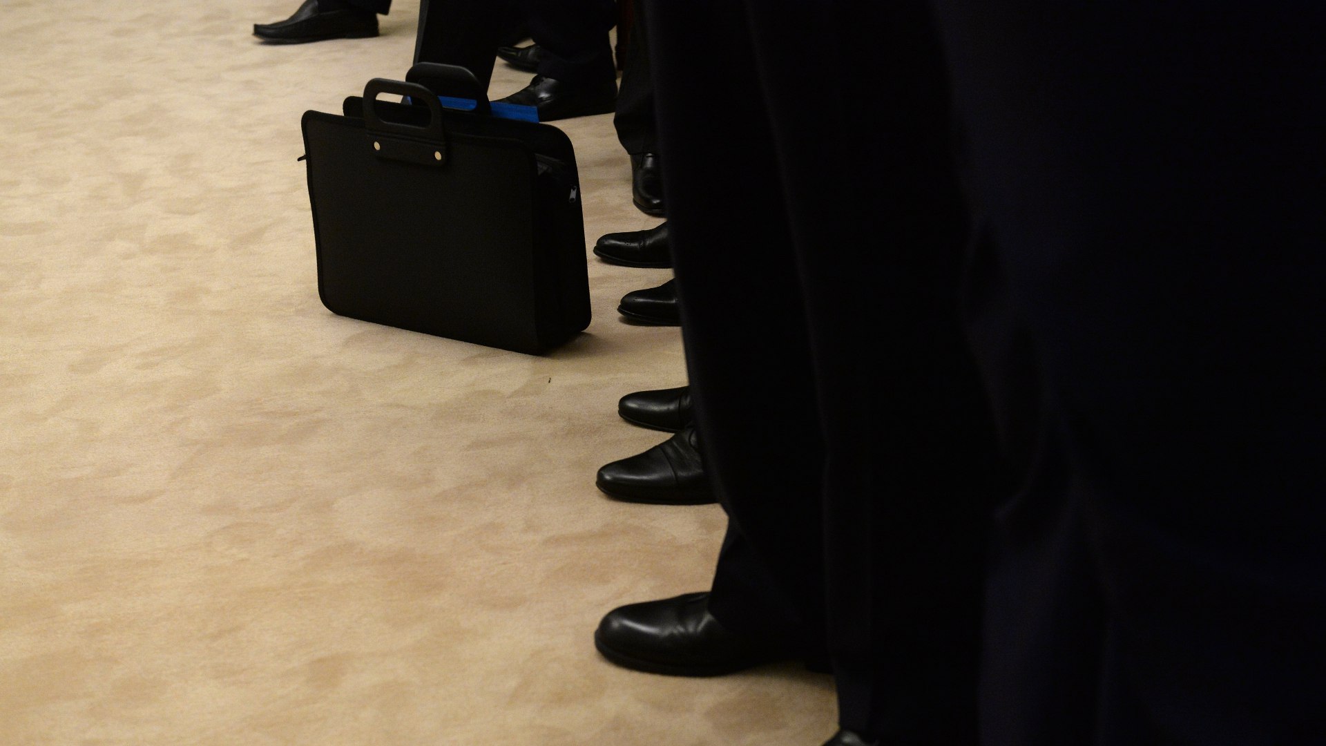 Институты Евросоюза будут представлены на переговорах в Женеве по Украине не лидерами а вторыми лицами которые тем не менее реально формируют европейскую повестку в Брюсселе Об этом сообщил журналистам европейский источник в Брюсселе В переговорах в Женеве примут участие замгенсека по политическим вопросам внешнеполитической службы ЕС Олоф Скоог второе лицо после Каи Каллас прим ТАСС и глава кабинета председателя Еврокомиссии Бьорн Зайберт сообщил источник По имеющейся информации также во встрече ожидается участие помощника главы Евросовета Педро Лурти В политических кругах Брюсселя есть общее видение что эти чиновники имеют наибольшее влияние на формирование европейской повестки Лидеры в Африке Что касается их начальников главы Еврокомиссии Урсулы фон дер Ляйен председателя Евросовета Антониу Кошты и главного евродипломата Каи Каллас они находятся сейчас в ЮАР на саммите Группы двадцати откуда должны направиться в Анголу где в понедельник состоится саммит ЕС Африканский союз