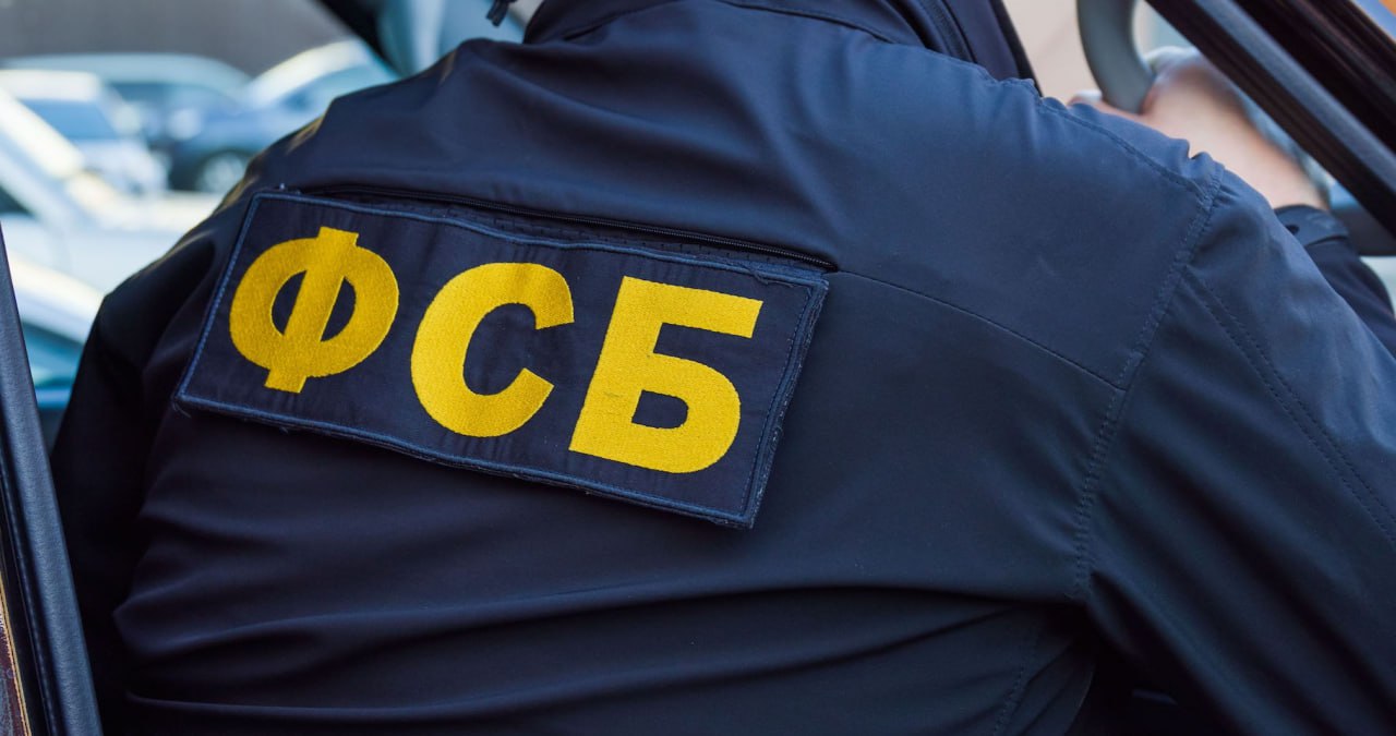 В Челябинске задержан адвокат при передаче взятки в 2 млн рублей Сотрудники УФСБ России по Челябинской области пресекли деятельность адвоката подозреваемого в посредничестве во взяточничестве Он был задержан с поличным сегодня 3 февраля при передаче денег По информации пресс службы УФСБ Южного Урала адвокат действуя в преступном сговоре предложил свои услуги в качестве посредника для смягчения обвинительного приговора Он заручился поддержкой в правоохранительных органах и организовал передачу взятки должностным лицам Предварительная сумма составляла не менее 2 миллионов рублей Фигурант является соучастником преступной схемы организованной другим представителем адвокатского сообщества задержанным в ноябре 2025 года Следственным управлением СК России по Челябинской области в отношении адвоката возбуждено уголовное дело по статье о посредничестве во взяточничестве совершённом группой лиц В настоящее время проводятся следственные и оперативные мероприятия по установлению других участников противоправной деятельности eugenejut