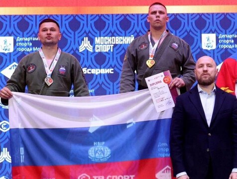 Обнинский рукопашник стал серебряным призером Кубка мира В московском Международном центре самбо состоялся турнир "Кубок Дружбы". Спортсмены состязались в дисциплинах "Поединок", "Самооборона" и "Самооборона 1+1". В результате Александр Достовалов из Обнинска завоевал "серебро" в весе 90 кг среди мужчин 18-37 лет. Об этом сообщили в министерстве спорта Калужской области.