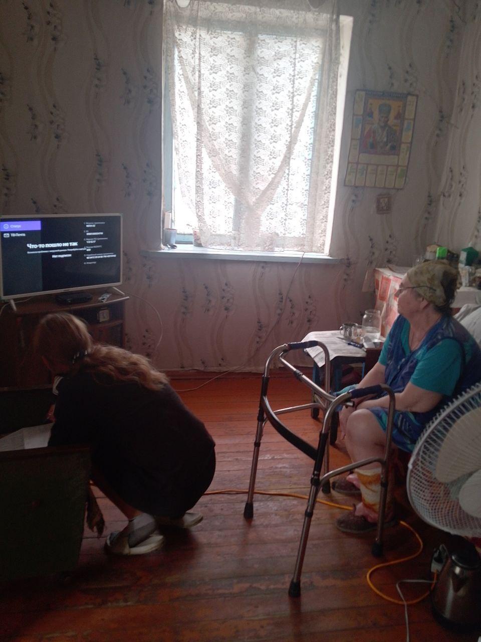 В селе Ровное Генического МО установили 100 комплектов современного ТВ-оборудования «Русский мир» Специалисты обслуживающей организации оперативно смонтировали новое ТВ-оборудование жителям, подававшим заявки на обмен устаревших систем «Горыныч». Акция проводится бесплатно по Указу Губернатора Херсонской области: с 11 февраля 2025 года использование старых комплектов «Горыныч» запрещено. Главные плюсы для жителей: бесплатная установка современного спутникового ТВ-оборудования «Русский мир»; отсутствие абонентской платы за услуги до конца 2026 года; удобная подача заявок — по телефону +7 959 989-77-77 , в администрации Генического МО или в территориальном отделе по месту жительства. Напоминаем: программа обмена действует до 30 ноября. Чтобы воспользоваться, просто сдайте старое оборудование и получите новый комплект. Не упустите шанс перейти на цифровое телевидение — это удобно, современно и полностью бесплатно для жителей округа!
