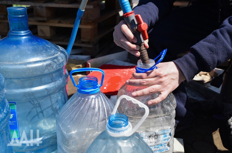 В Мариуполе из-за обмеления водохранилища будут подавать воду по графику  ДАН:    Написать в чат-бот  «Введение ограниченного времени потребления воды — мера вынужденная. Она вызвана обмелением Старо-Крымского водохранилища из-за недостатка осадков», — заявили в администрации городского округа.  Теперь вода будет подаваться в квартиры с 6:00 до 9:00 часов утра и с 18:00 до 21:00. В остальное время давление в водопроводе будет снижено до средне-минимальных отметок. В пресс-службе администрации Донецкому агентству новостей уточнили, что ранее графика не существовало, вода подавалась круглосуточно.  Читать полностью