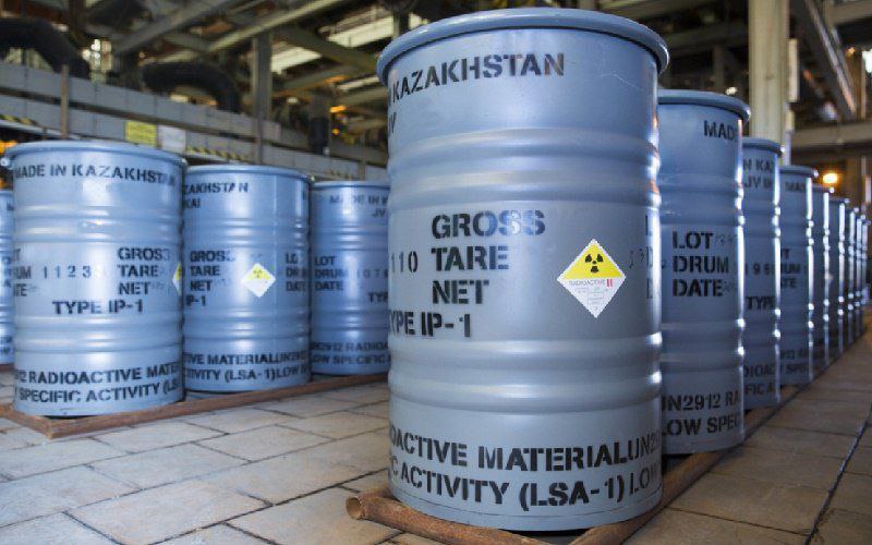 Казатомпром намерен поставить крупную партию урана в Индию Нацкомпания Казатомпром и Департамент атомной энергии индийского правительства договорилась о поставках из Казахстана в Индию крупной партии закиси окиси урана Стоимость сделки превышает 50 от общего размера балансовой стоимости активов национальной атомной компании Казахстана Объемы и предположительные сроки предстоящих поставок а также цену уранового концентрата Казатомпром не озвучил ссылаясь на коммерческую тайну Индийская сторона настаивает на сохранении максимальной конфиденциальности информации об условиях заключаемой сделки Читайте также Казатомпром нарастил объемы экспорта урана почти на 11 за год Logistan info Логистика Экономика