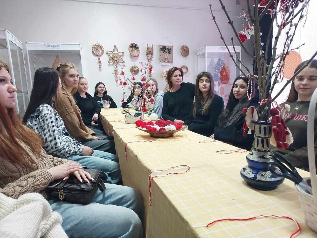 В Бельцах в Колледже лёгкой промышленности прошёл практический мастер-класс по изготовлению мэрцишоров для студентов. Модератором выступила народный мастер и музеограф Стела Драгуцан.