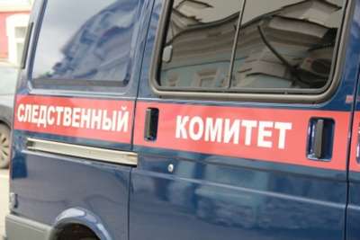 ВОЗБУЖДЕНО УГОЛОВНОЕ ДЕЛО В ОТНОШЕНИИ ГЛАВЫ РАЙОНА В ХАКАСИИ Подозреваемый задержан следствие намерено ходатайствовать перед судом об избрании в отношении него меры пресечения в виде заключения под стражу сообщает СК В органах внутренних дел расследуется уголовное дело в отношении подрядчика по признакам преступления предусмотренного ч 4 ст 160 УК РФ Абрек Челтыгмашев подозревается в совершении преступления предусмотренного п п е г ч 3 ст 286 УК РФ превышение должностных полномочий совершенное группой лиц по предварительному сговору из иной личной заинтересованности По версии следствия в марте 2022 года между администрацией Аскизского района и строительной организацией был заключен муниципальный контракт на выполнение работ по строительству школы стоимостью более 1 1 млрд руб Согласно условиям контракта размер авансирования составлял 10 от стоимости С марта 2022 по январь 2025 года подозреваемый зная о существенном отставании подрядчика от графика выполнения работ обеспечил заключение дополнительного соглашения увеличивающего размер аванса до 90 от общей стоимости контракта По завершении срока действия контракта установлено что строительство школы не завершено а стоимость невыполненных работ составила более 460 млн руб В результате действий подозреваемого бюджету РХ причинен ущерб в указанном размере