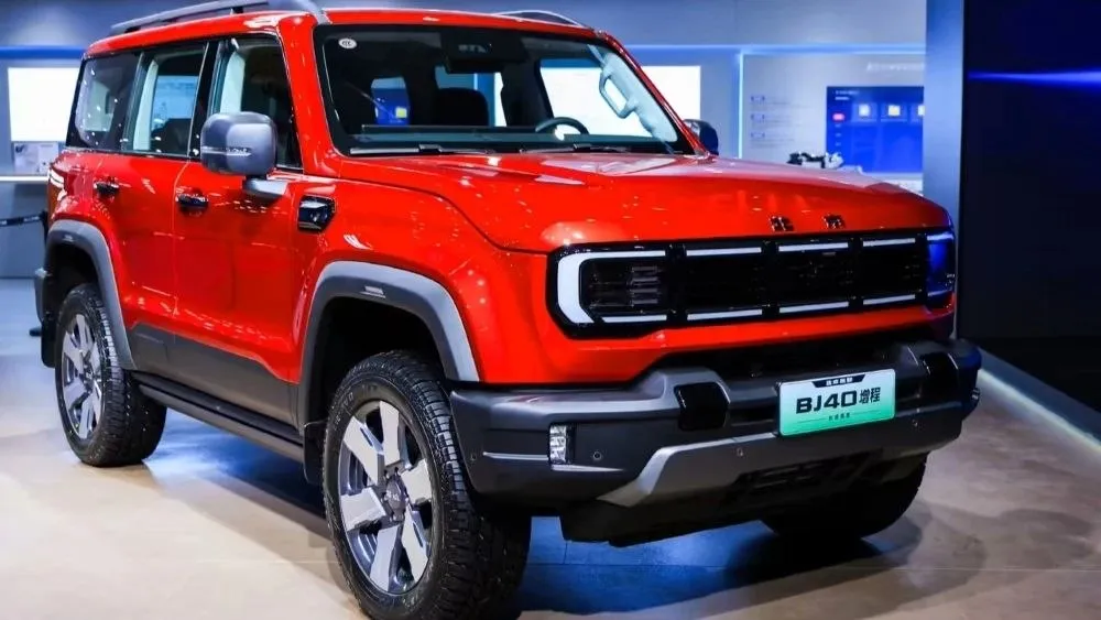 21 мая в Китае начнутся продажи обновленного рамного внедорожника BAIC BJ40 с гибридной силовой установкой В рамках автосалона в Пекине на модель стартовали предзаказы Стоимость машины начинается от 214 800 юаней 2 32 млн рублей Внедорожник BAIC оснащен полноприводной гибридной установкой включающей 1 5 литровый ДВС и два электромотора Общая мощность системы составляет 548 лошадиных сил при крутящем моменте 655 Нм Аккумулятор емкостью 40 3 кВт ч обеспечивает электрический пробег до 252 км А общий запас хода достигает 1300 км по циклу CLTC Наш сайт Канал Китайские автомобили Канал в Max baic chinamashina news