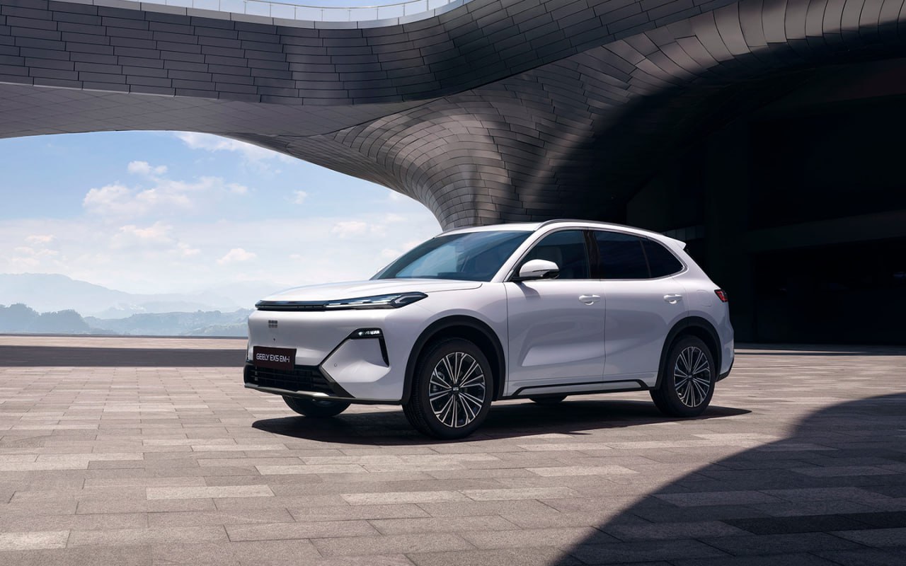 Geely EX5 EM i официально выходит на российский рынок Гибридный кроссовер Geely EX5 EM i скоро появится на рынке РФ Об этом сообщили в российском представительстве бренда EX5 EM i был доступен покупателям в Китае под названием Starship 7 Модель сразу обрела поклонников в России для китайской версии даже успели сделать русификацию Также продажи кроссовера стартовали в Беларуси в сентябре на местном рынке это Belgee X80 Производитель обещает суммарную мощность гибридной установки 218 л с и разгон до 100 км ч за 8 1 секунду Максимальный запас хода по паспорту 943 км на чистом электричестве до 111 км Дата начала продаж и стоимость EX5 EM i в России пока неизвестны В нашем чате Geely Galaxy уже есть владельцы Starship 7 с опытом эксплуатации от полугода и более пока отзывы о модели весьма положительные Прислать новость EVforum Чат Geely Galaxy evНовости