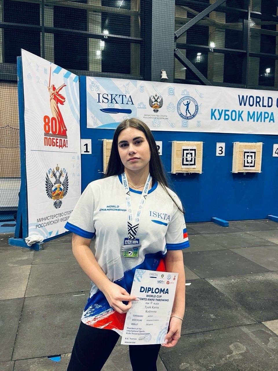 Новгородка Карина Тюрк завоевала серебро Кубка мира по спортивному метанию ножа Соревнования прошли в Москве и собрали участников из 20 стран Спортсменка показала второй результат на дистанции 6 метров