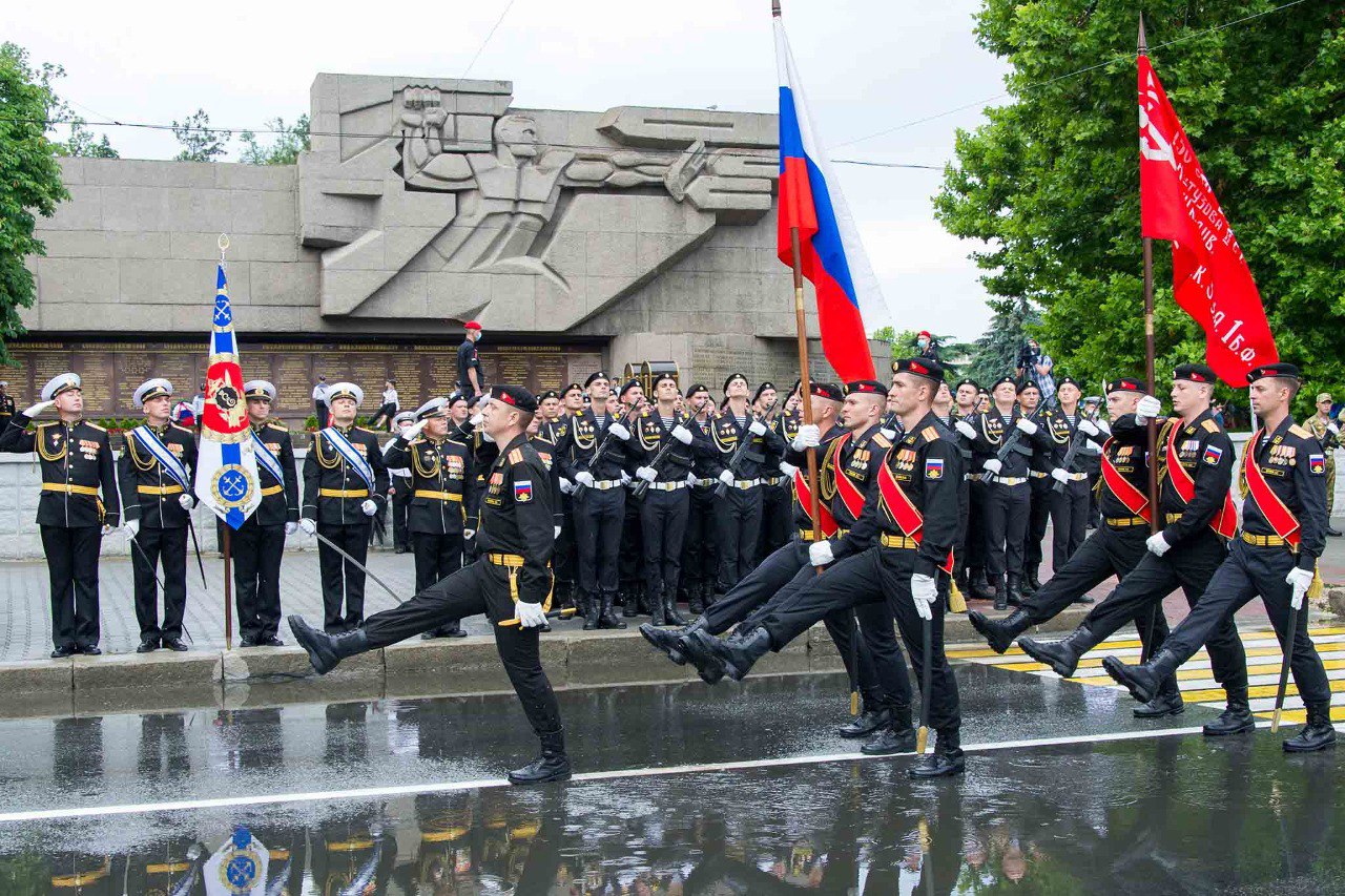 День Победы в Севастополе: где побывать 9 мая В городе-герое к праздничной дате приурочено свыше 300 мероприятий. Запланированы выставки, концерты, спектакли, соревнования, флешмобы и общегородские мероприятия. Главными площадками Севастополя в День Победы традиционно становятся: Площадь Нахимова Приморский бульвар Набережная Корнилова Также мероприятия проходят и в других частях города — на Сапун-горе и в Парке Победы. Обычно горожан и гостей Севастополя в праздничные дни приглашают на полевую кухню и угощают солдатской кашей. Куда отправиться на День Победы в Севастополе 9 мая