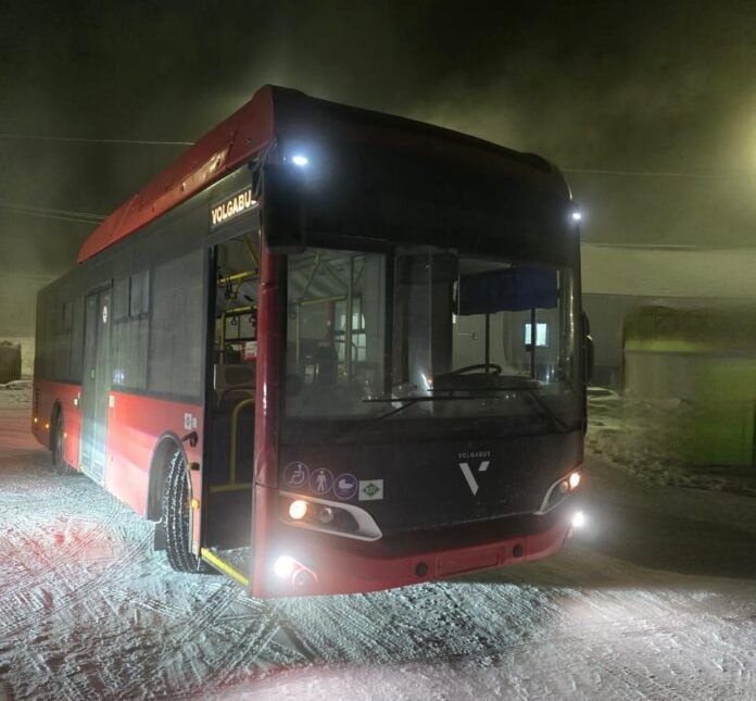 44 новых Волгабаса доставлены в Якутск запуск намечен на конец января Всего 44 из 50 новых автобусов Волгабас привезли в Якутск Еще два стоят в Нижнем Бестяхе а четыре едут с завода Глава города Евгений Григорьев поручил ускорить оформление документов и проверить технику чтобы автобусы скорее вышли на дороги Ожидается что новые автобусы начнут ездить в конце января или начале февраля Фото из тг канала мэрии Якутска yk24 ru в MAX Telegram ВК VK Видео