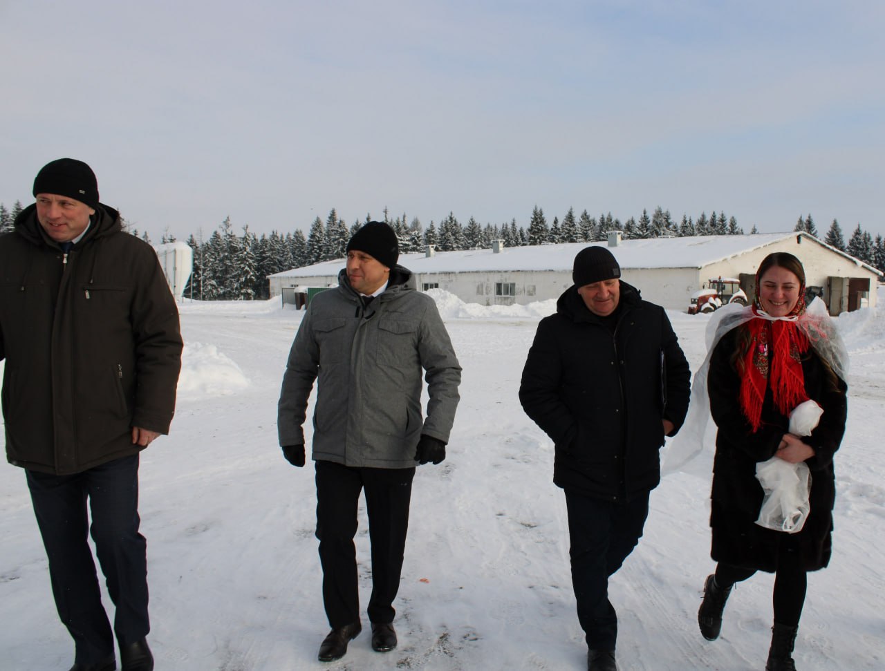 Сохранить поголовье крупного рогатого скота и не допустить снижения продуктивности в условиях холодов такие задачи поставил перед работниками агропромышленного комплекса министр сельского хозяйства и продовольствия Юрий Горлов в ходе рабочей поездки в Лиозненский район Министр совместно с председателем райисполкома Иваном Федоровым осмотрел животноводческие объекты СПУ Перемонт ОАО Витебский МЭЗ СУП Адаменки Агро и СФ Клевцы КУП Витебскобл дорстрой Глава ведомства ознакомился с организацией зимне стойлового содержания КРС системами кормления и доения а также мерами принимаемыми для защиты поголовья от низких погодных температур Было уделено внимание условиям труда работников и техническому состоянию ферм Подробнее на vitvesti by Сайт TikTok VK Instagram YouTube ОК Стикерпак ВВ Чат бот