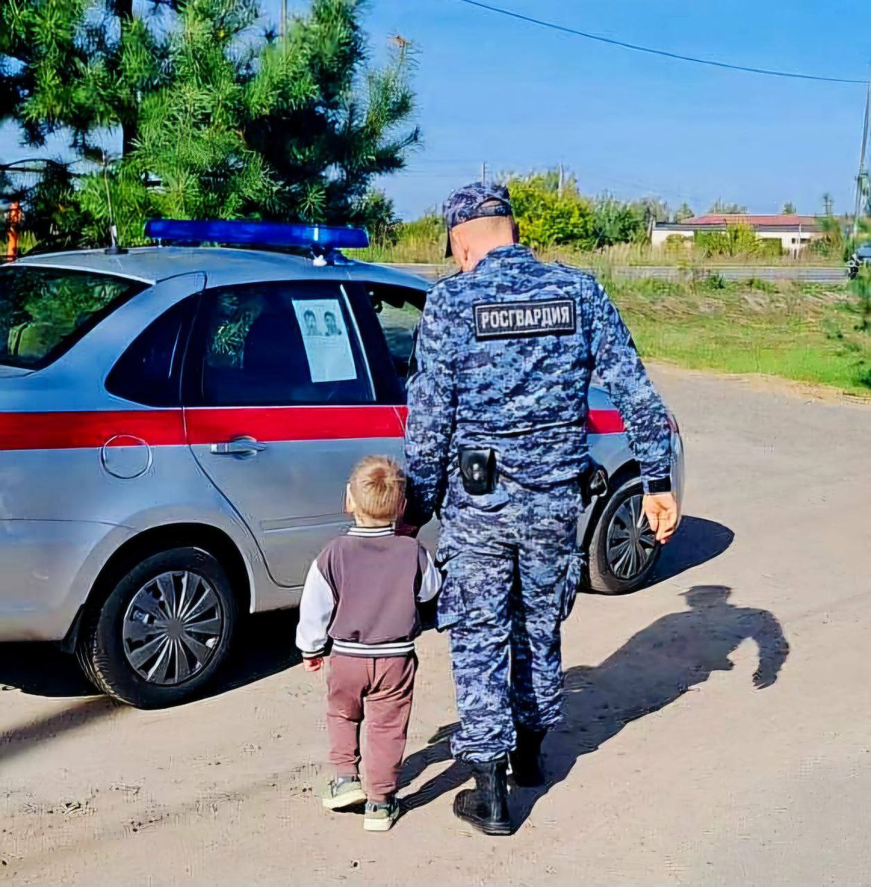 Росгвардейцы нашли потерявшегося трехлетнего ребенка в Московской области    В подмосковной Коломне сотрудники вневедомственной охраны за считанные минуты нашли потерявшегося трехлетнего мальчика.    Ребенок пропал из виду родителей во время прогулки в  парке Мира — самом большом в городе. Они обратились за помощью к правоохранителям. Данная информация была передана сотрудникам Росгвардии, которые находились на маршруте патрулирования.    Стражи порядка обнаружили мальчика возле одного из входов в парк. Они незамедлительно передали ребенка родителям.   Благодаря оперативным действиям росгвардейцев малыш не успел покинуть территорию парка и попасть в опасную ситуацию.  #Росгвардия #ВсегдаНаСтраже