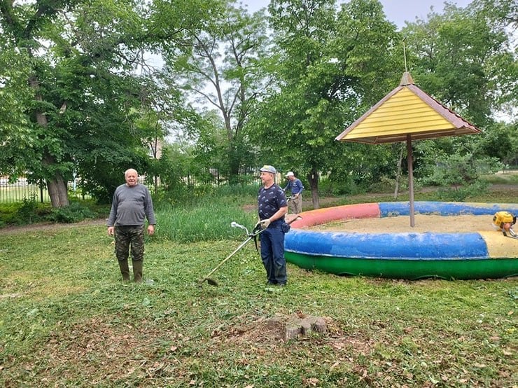 В парке посёлка Краснодон провели работы по благоустройству В преддверии замечательного праздника, Дня защиты детей, на территории парка культуры и отдыха поселка Краснодон велись работы по благоустройству. В масштабном субботнике приняли участие сотрудники отдела по жизнеобеспечению пгт Краснодон, пгт Энгельсово, пгт Семейкино во главе с начальником отдела Виктором Черкесовым, преподаватели учебных заведений, предприниматели, спортсмены клуба «Эдельвейс» и активные жители поселка. В ходе субботника выполнялись работы по покосу территории парка, подметанию листвы, сбору наносного мусора. Активистами поселка были выполнены восстановительные сварочные и столярные работы, а также работы по покраске сцены летней площадки парка. Ее будут использовать при проведении различных праздничных мероприятий. Начальник отдела Виктор Черкесов выразил благодарность всем участникам, принимавшим участие в работе: «Территория нашего парка большая. Работы по благоустройству будут продолжены. Совместными усилиями, мы достигнем результата, которого от нас ждут все жители - чистого и ухоженного парка, где будут проводить свободное время дети и взрослые».