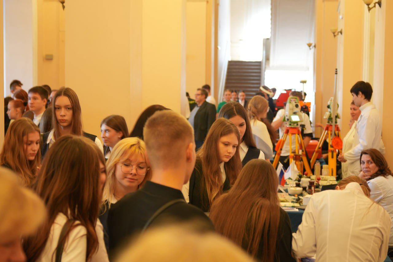 В республиканской ярмарке профессий Будущее выбираешь сам приняли участие 250 школьников студентов и педагогов Мероприятие прошло в рамках акции Учиться в Донбассе  Школьники попробовали себя в востребованных профессиях ДНР Среди них были направления в информационных технологиях медицине образовании и строительстве Студенты 5 образовательных кластеров федерального проекта Профессионалитет представили школьникам 25 специальностей среднего профессионального образования Участники ярмарки общались с представителями колледжей и техникумов Старшеклассники узнали как проходит приемная кампания как строится обучение и какие есть возможности трудоустройства после выпуска Акцию Учиться в Донбассе проводят для того чтобы помочь детям найти будущую профессию и показать что в Республике есть все условия для развития способностей