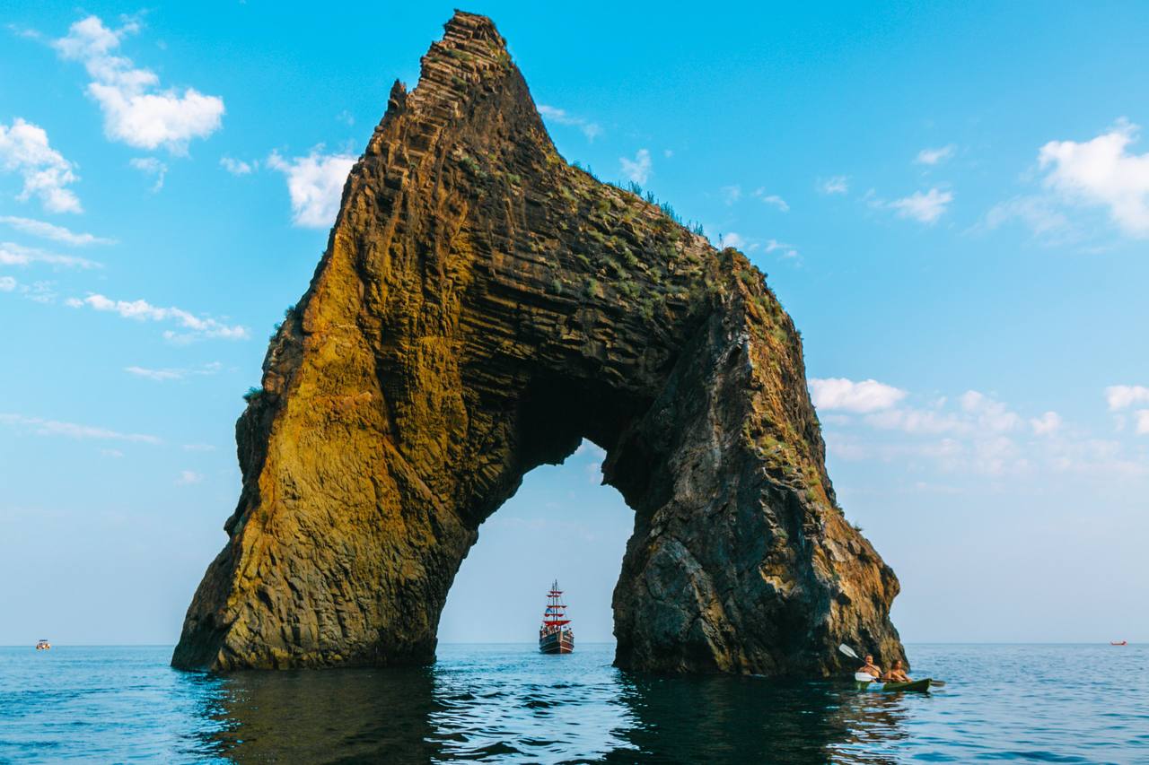 И катишь волны голубые И блещешь гордою красой Ф И Тютчев Друзья сегодня Международный день Чёрного моря Для нас россиян Чёрное море особенное Ласковое и грозное тёплое и бурное Одним словом наше родное Акватория Чёрного моря это важная транспортная военная и стратегическая артерия И конечно же лучшие российские здравницы санатории и курорты гостеприимно раскинувшиеся по его берегам Яркие туристические факты о Чёрном море 19 км протяжённость Крымского моста над Керченским проливом 1889 год открытие первого полноценного санаторного комплекса Алупкинский 120 дней продолжительность купального сезона на побережье 1913 год на территории современного Большого Сочи в посёлке Уч Дере начала работу воспитательная лечебно климатическая детская станция первый детский санаторий 100 лет назад на побережье Чёрного моря открылся детский палаточный лагерь санаторий Общества Красного Креста РСФСР ныне Международный детский центр Артек 14 тыс объектов численность учреждений лечебно оздоровительного отдыха 0 5 мм ежегодный прирост акватории за последние 100 лет уровень воды поднялся на 30 см на 70 изучено Чёрное море Учёные уверены что главные открытия ещё впереди морская свечка микроскопический биолюминесцентный планктон который создаёт ночью свечение на поверхности моря Мы любим наше Чёрное море Для встречи с ним не обязательно ждать лета Туристическая инфраструктура Причерноморья готова к приёму гостей и путешественников круглый год Tarbaev Sangadji VK sangadjitarbaev