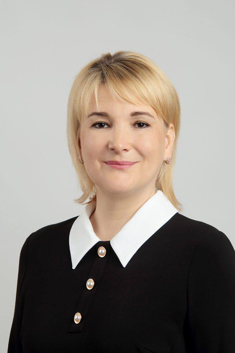 Ирина Федотова назначена временно исполняющей обязанности министра природных ресурсов лесного хозяйства и экологии Новгородской области Ирина Константиновна родилась и училась на Новгородчине С 1999 года трудится на благо и развитие региона Прошла путь от обычного специалиста ГОУП Новжилкомхоз до заместителя генерального директора по сбыту ООО Тепловая Компания Новгородская С 2014 по 2017 год Ирина Константиновна занимала должность председателя комитета коммунального хозяйства энергетики транспорта и связи Администрации Новгородского муниципального района С сегодняшнего дня Ирина Федотова приступает к исполнению обязанностей министра природных ресурсов лесного хозяйства и экологии Новгородской области Желаю успехов в новой должности Подписывайтесь на канал в MAX