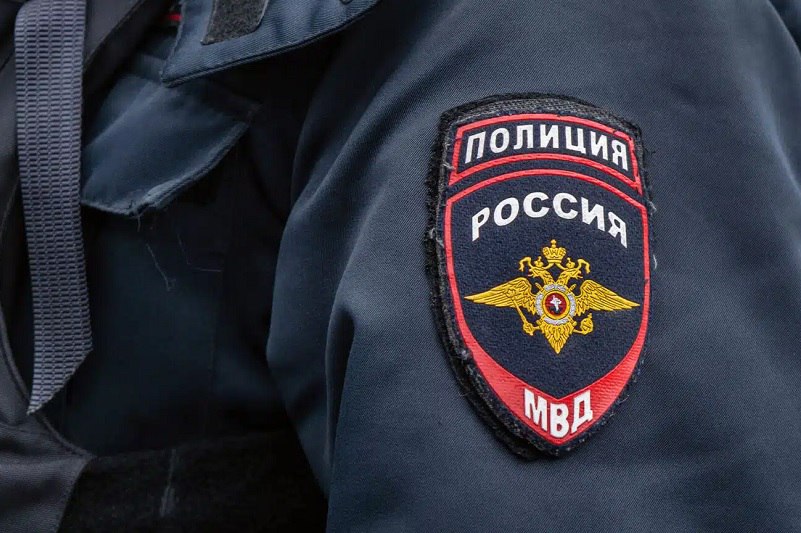 Ломоносовский районный суд Ленинградской области заключил под стражу двух граждан Казахстана по подозрению в диверсии сообщила объединенная пресс служба судов По данным следствия уроженцы г Тараз 2006г рождения проживавшие в Санкт Петербурге по указанию кураторов подожгли распределительный щит базовой станции оператора сотовой связи Соучастники пошли на преступление в связи с тяжелым материальным положением и отсутствием легального источника заработка За поджег им пообещали вознаграждение в 40 тыс рублей Фигурантов задержали неподалеку от места поджога при попытке скрыться на такси За диверсию совершенную группой лиц п а ч 2 ст 281 Уголовного кодекса РФ им грозит от двенадцати до двадцати лет лишения свободы Подробнее на нашем сайте Актуальные новости из Центральной Азии fergananews