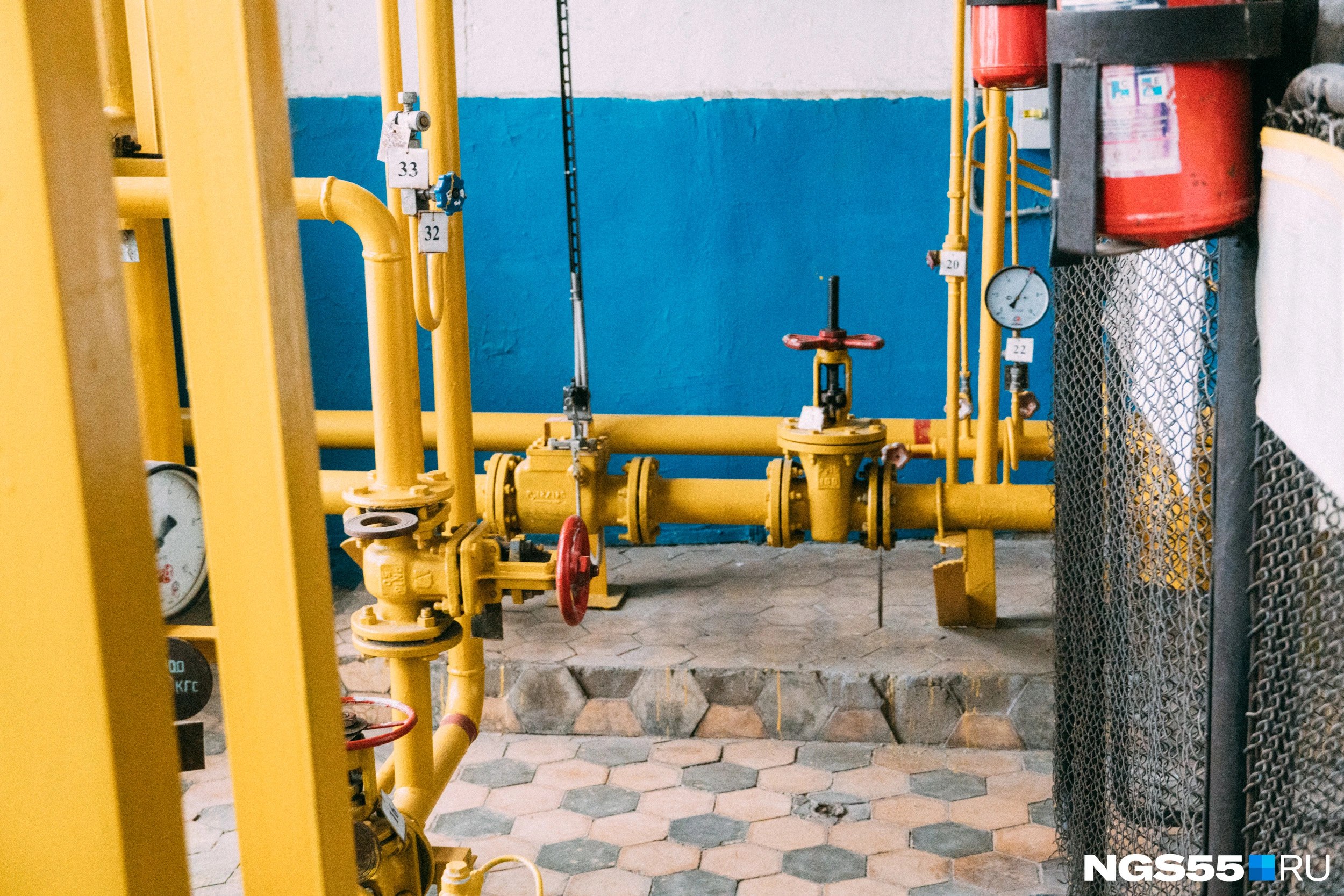 Крупнейшие котельные Находки откажутся от мазута и угля и перейдут на газ к отопительному сезону 2028 2029 годов Об этом в ходе передачи Прямой разговор 6 с губернатором Олегом Кожемяко рассказал глава города Тимур Магинский Поводом для обсуждения темы стали неоднократные жалобы находкинцев на проблемы с теплоснабжением По мнению властей переход на газ позволит решить эту проблему и работа уже ведется а также Магинский провел рабочую встречу с министром ЖКХ Приморья Алексеем Першиным и представителями крупнейших котельных города Труба уже зашла в Находкинский городской округ Сейчас строится газораспределительная станция на въезде в город это в районе улицы Перевальная Все крупные котельные которые работают на мазуте и угле мы указали в схеме газификации рассказал Магинский Строительством газораспределительной станции занимается компания из Москвы Стройпроектгрупп а завершить ее планируют в 2026 2027 годах Еще год около года уйдет на тестирование новой системы В ответ на это Олег Кожемяко подчеркнул что желательно перевести хотя бы 1 2 котельные на газ к 2027 2028 годам чтобы горожане могли увидеть изменения Информируйте общественность как идет стройка что будет делаться и какая работа ведется Это важно для людей это важно для развития Находки держите работу на контроле сказал губернатор Подытожив Магинский уточнил что специалисты последние два года при поддержке правительства края заменяют аварийные сети На это из бюджета Находкинскому городскому округу выделили 300 миллионов рублей и еще не менее 100 миллионов в рамках своих инвестиционных проектов дает Примтеплоэнерго Подписаться в Telegram    Подписаться в MAX