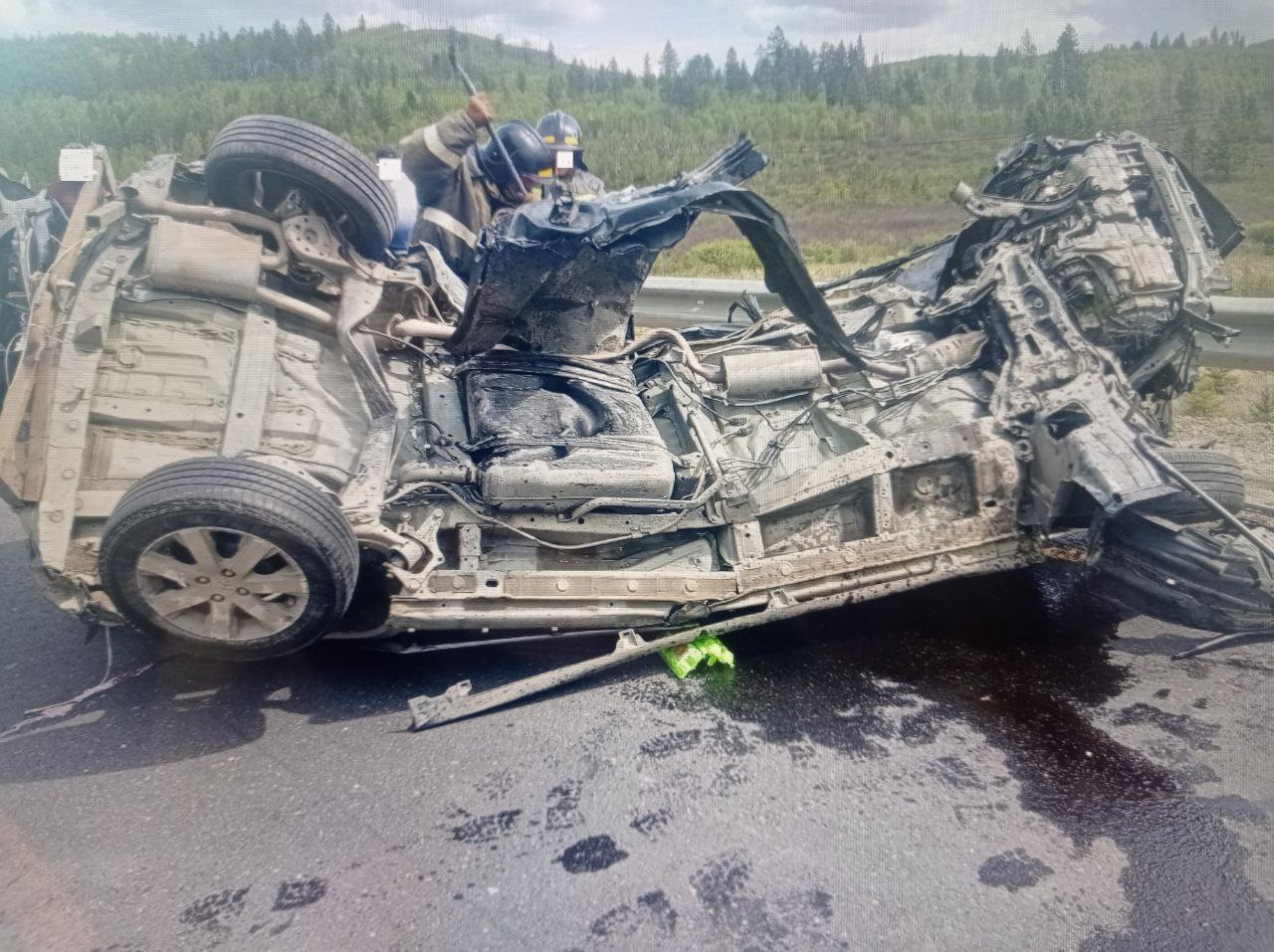 Житель Красноярска погиб после столкновения с фурой на трассе в Забайкалье 40-летний житель Красноярска погиб в ДТП на трассе в Забайкалье. По предварительным данным, днём 15 июня на 863 км трассы "Байкал" "Иркутск-Чита" в Хилокском районе столкнулись Honda Freed и большегруз. В результате аварии погиб водитель Honda. Сотрудники полиции устанавливают причины и обстоятельства ДТП. Всего за прошедшие выходные дни в Забайкалье зафиксировано 25 ДТП, в которых пострадали 29 человек, в том числе шесть детей. Пять человек погибли. Фото: Госавтоинспекции Забайкалья ChitaMedia Забайкальский край