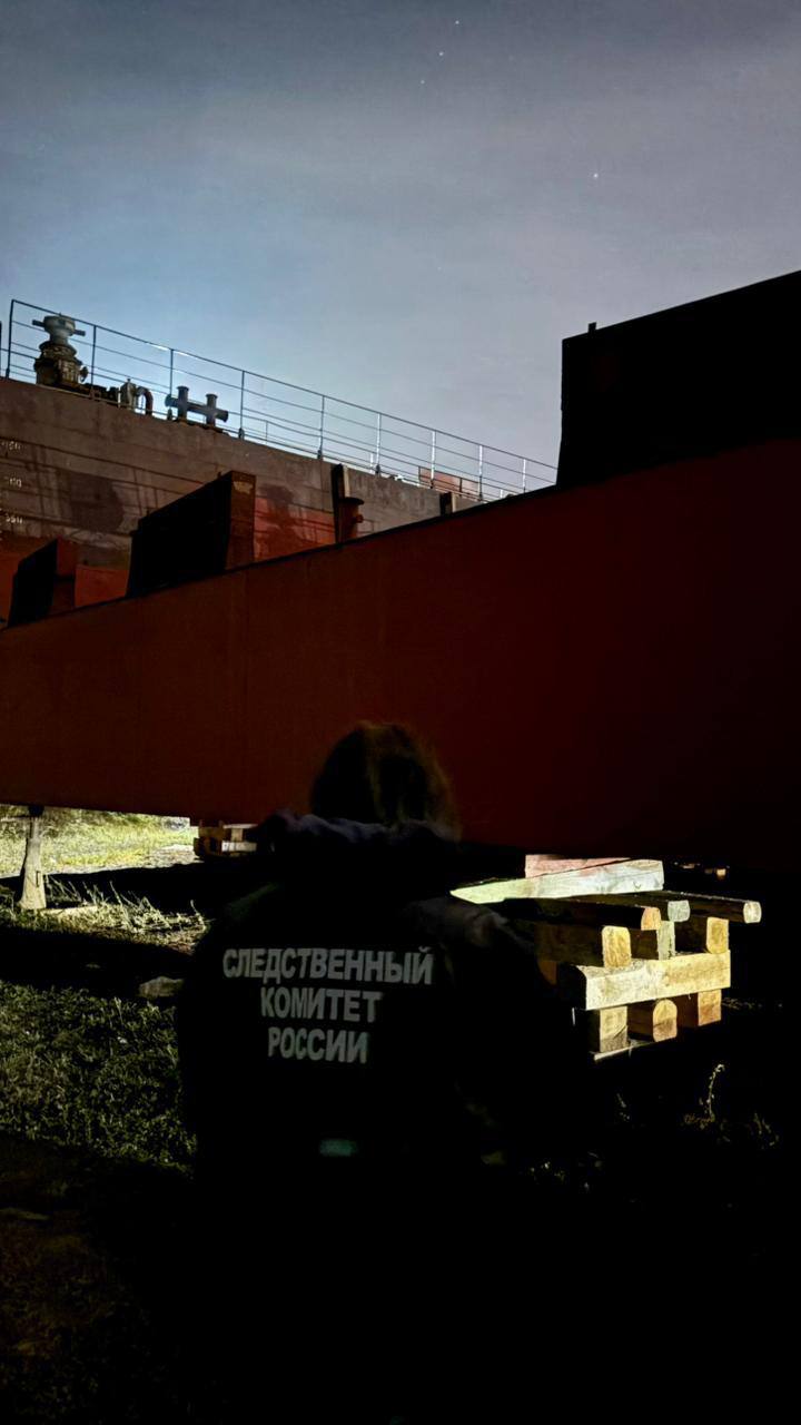 На территории Лискинского порта нашли двух мертвых мужчин Во вторник 4 ноября были обнаружены тела двух мужчин 34 и 37 лет которые красили помещение дока По предварительным данным сведений о криминальном характере смерти погибших нет Точная причина смерти мужчин будет установлена после проведения судебных экспертиз Возбуждено уголовное дело по ч 3 ст 109 УК РФ причинение смерти по неосторожности двум лицам Следствие проводит осмотр назначает экспертизы допрашивает свидетелей устанавливают все обстоятельства происшествия Подписывайтесь на канал РИА Воронеж в Max