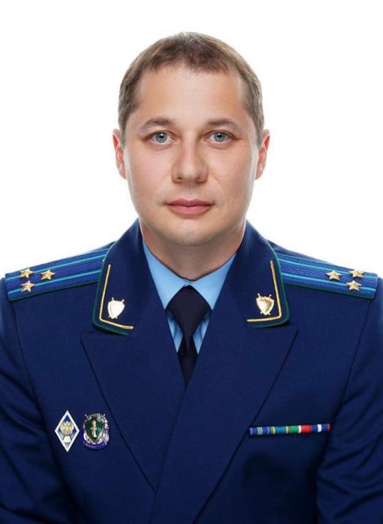 Ильдар Исмагилов стал новым прокурором Казани   Он пришел на смену Олегу Дроздову, который провёл на этой должности 10 лет. Дроздов ушел с поста в конце мая и кресло прокурора столицы РТ оставалось свободным на протяжении двух месяцев.   Ильдар Исмагилов приехал в Казань из Альметьевска, где возглавлял прокуратуру с 2023 по 2025 годы. Исмагилову 45 лет, он окончил юрфак Казанского университета, а карьеру в надзорном ведомстве начал в 2002-м году.    KazanFirst     в бот