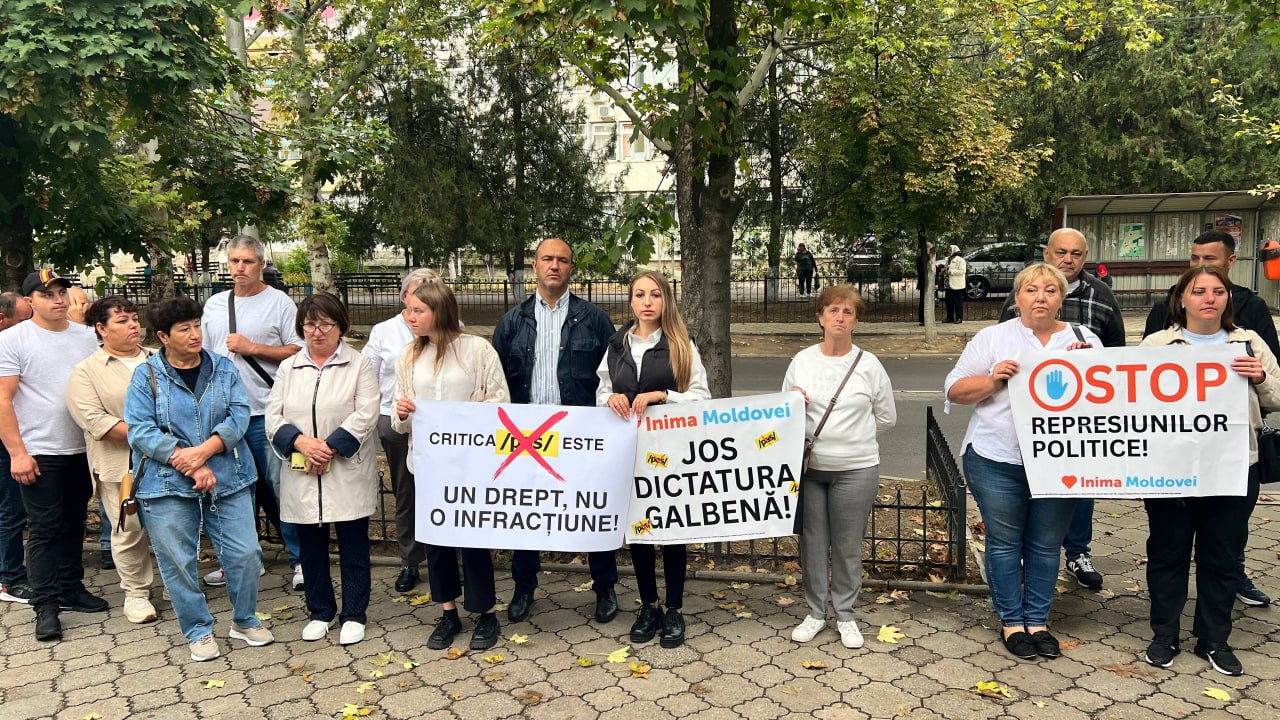 Апелпалата Кагула сохранила в силе решение суда первой инстанции по мере пресечения задержанных ранее во время обысков в Гагаузии активистов партии Inima Moldovei Судьи отказали в ходатайстве прокурорам требовавших 30 тидневного ареста Таким образом трое членов партии останутся под домашним арестом один на свободе под судебным контролем rusputnikmd 2