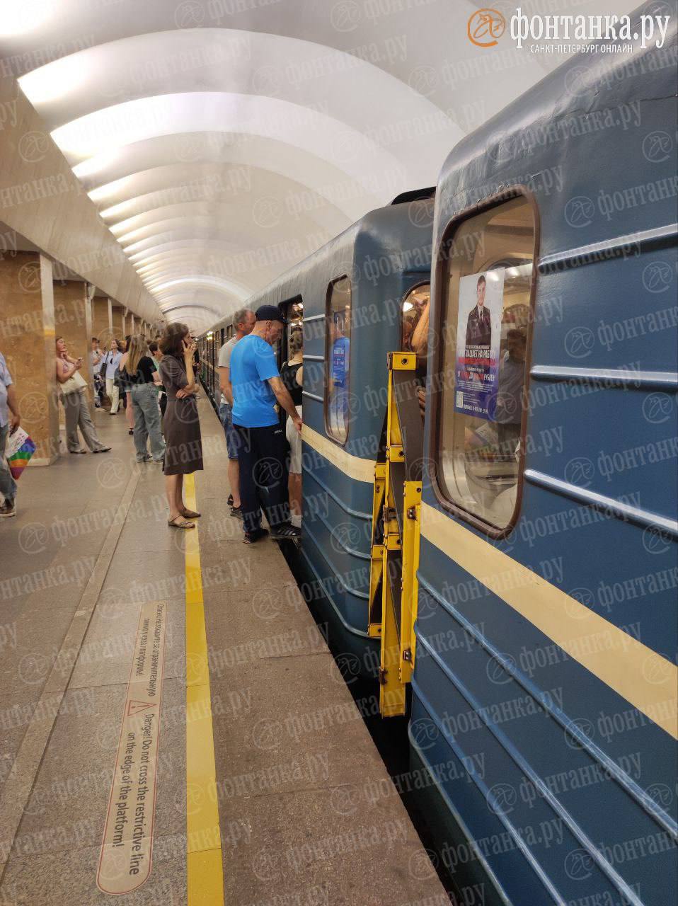 Движение поездов на «красной ветке» метро на участке от «Девяткино» до «Площади Ленина» приостановлено. На остальных станциях составы двигаются с увеличенным интервалом. Причина — техническая неисправность состава. По словам читателя «Фонтанки», поезд резко остановился в тоннеле, а несколько попыток продолжить движение оказались неудачными. Сам состав при этом стоит уже минут 30. UPD: движение восстановлено