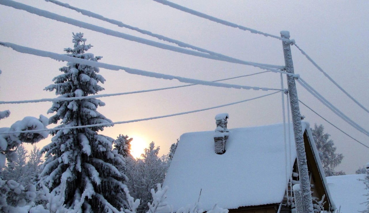 Энергетики продолжают устранять последствия сильных снегопадов в Архангельской области В Архангельском филиале Россети Северо Запад сохраняется особый режим энергетики продолжают устранят последствия сильных снегопадов в нашей области Усиление потребовалось с 18 декабря Накануне вечером губернатор Александр Цыбульский провёл внеочередное оперативное совещание посвященное восстановлению электроснабжения в регионе