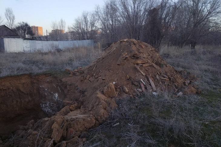 На юге Волгограда нашли незаконное захоронение  Полиция и экологи проводят проверку по факту обнаружения незаконного захоронения отходов на земельном участке в Красноармейском районе Волгограда, сообщает V102.RU со ссылкой на Нижне-Волжское межрегиональное управление Росприроднадзора.  По данным ведомства, место захоронения отходов от сноса и разборки зданий в толще почвы обнаружено вблизи ул. Экскаваторная. На место происшествия выезжали сотрудники управления совместно с отделом полиции № 8 УМВД России по г. Волгограду.  - Установлен факт захоронения отходов от сноса и разборки зданий и сооружений, представленных в виде древесины, кирпичей, шифера, поролона и керамической плитки, утратившей потребительские свойства, на территории земельного участка, не являющимся объектом размещения отходов, - сообщили в ведомстве.