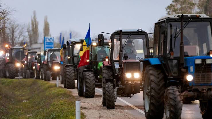 Лунгу Аграрии Молдовы оказались на грани банкротства Алексей Лунгу утверждает что после окончания моратория на выплаты по кредитам аграрии Молдовы оказались на грани банкротства С 1 ноября банки и МФО снова могут взыскивать долги включая землю технику и жильё По словам политика рискуют более тысячи фермеров особенно в южных районах Кагул Кантемир Тараклия Гагаузия где засуха последних лет уничтожила урожай и люди остались с долгами и без поддержки Лунгу перечислил предложения фермеров продлить мораторий до 2026 года заморозить пени и проценты реструктурировать кредиты под госгарантии вернуть НДС на топливо а также субсидировать ирригацию и страхование И это не просьба о подачках а необходимые меры чтобы выжить Политик предупреждает что отсутствие решений может привести к массовым банкротствам и утрате сельских территорий Это уже не просто кризис отрасли это кризис государства Подпишись на primulinmd