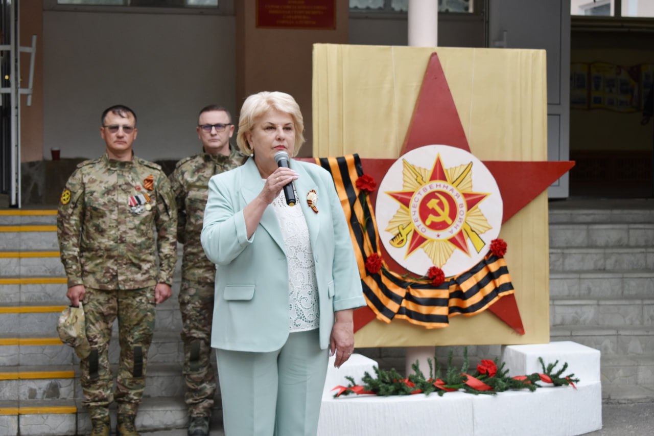 Сегодня во всех школах муниципалитета прошли торжественные линейки, посвященные 80-летию Победы в Великой Отечественной войне, в которых приняли участие руководство администрации города Алушты и депутаты городского совета. День Победы – это не просто дата, это напоминание о цене, которую заплатили наши деды и прадеды за мирное небо над головой. И сегодня, как никогда, важно помнить об их подвиге. Школьники Алушты присоединились к акции «Бессмертный полк» неся в руках фотографии своих героев. Каждый портрет – это живая история мужества, любви к Родине и безграничной преданности, которую мы обязаны сохранить в наших сердцах! #АдминистрацияАлушты #Алушта #ГалинаОгнёва
