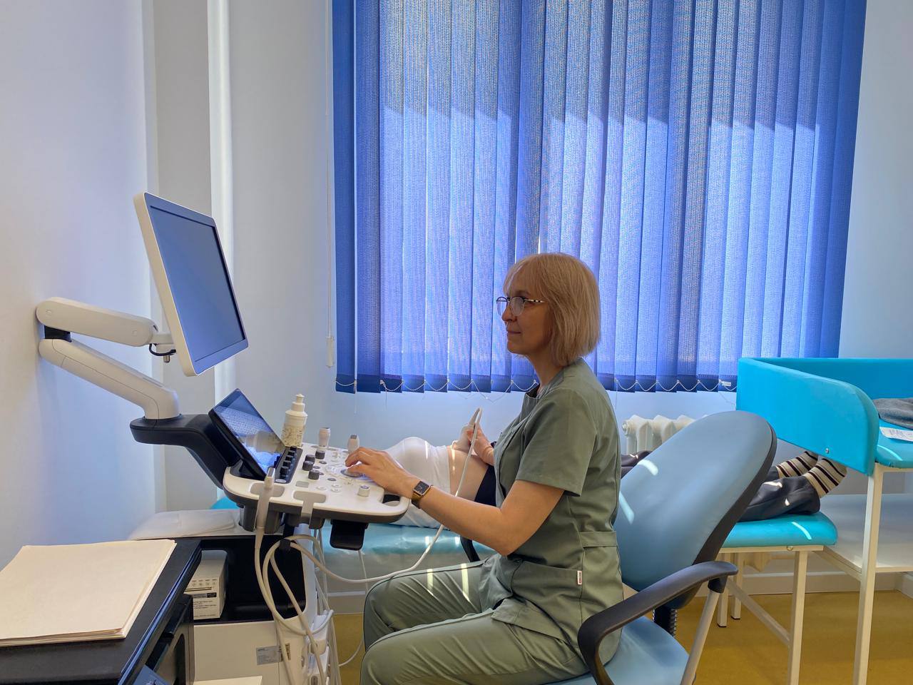 В 2025 году планируем поставить в больницы муниципалитетов почти две тысячи единиц медоборудования на общую сумму свыше 2,2 миллиарда рублей. Врачи в Реже, Тугулыме, Первоуральске, Краснотурьинске и Байкалово недавно получили новую партию современных аппаратов для ультразвуковых исследований. Это самый распространенный вид диагностики заболеваний. Оборудование дает изображение высокого качества, позволяя вовремя выявлять проблемы в работе жизненно важных органов. Благодаря регулярному обновлению оборудования, к примеру, в Краснотурьинской городской больнице в 2024 году провели свыше 47 тысяч ультразвуковых исследований — на 13% больше по сравнению с предыдущим годом. Программа модернизации первичного звена здравоохранения нацпроекта «Продолжительная и активная жизнь» позволяет внедрять все современные технологии в нашем регионе.