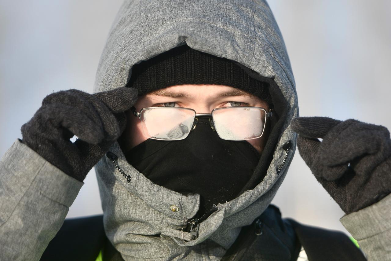 Оймякон стал самым холодным населенным пунктом Якутии утром 3 января По данным на 09 00 часов 47 градусный мороз зафиксирован в Жилинде На градус холоднее в Усть Нере В Оймяконе столбики термометров замерли на отметке 51 градус В такие морозы важно позаботиться о своем здоровье Одевайтесь исключительно по погоде кроссовки и штаны с подворотами лучше приберечь на более теплое время года В противном случае банальная прогулка может закончиться обморожением Фото Ольга Юшкова