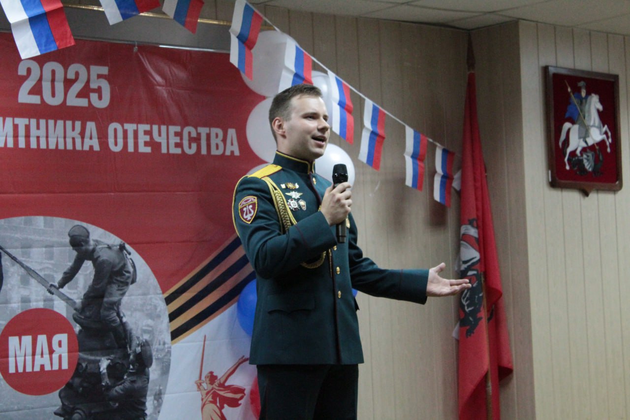 В Центре профессиональной подготовки сотрудников вневедомственной охраны имени Героя Советского Союза С. Х. Зайцева Главного управления Росгвардии по городу Москве состоялся праздничный концерт, посвящённый Дню России. Ведущие мероприятия - учащиеся Центра Иван Скотников и Кристина Дорошенко напомнили зрителям о значении Дня России, подчеркнув величие нашей страны и её богатую историю. В программе концерта преподаватели и слушатели Центра исполнили патриотические стихотворения и песни, посвящённые красоте родных просторов и героическому прошлому России, а также порадовали публику танцевальными номерами. Финальной частью праздника стало совместное исполнение участниками и зрителями концерта известной песни Родиона Газманова «Россия». 77uvo.rosguard.gov.ru #Росгвардия