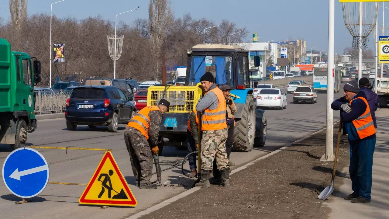 Ни дождь, ни снег уже не помеха. В Казахстане будут укладывать асфальт в холодную погоду   Новая технология называется «теплый асфальт». Она позволяет проводить ремонтные работы и укладку асфальта даже при температуре воздуха в -10 градусов. Об этом сообщили в Министерстве транспорта. По данным ведомства, к тестированию технологии привлекли ученых Каздор НИИ.   «Использование этой смеси позволяет значительно сократить энергозатраты на этапах подготовки и уплотнения асфальта, снижая расходы и воздействие на окружающую среду», - сообщила пресс-служба Министерства транспорта.    Скажется ли это на качестве дорог? Свое мнение пишите в комментариях.      /atamekenbusiness