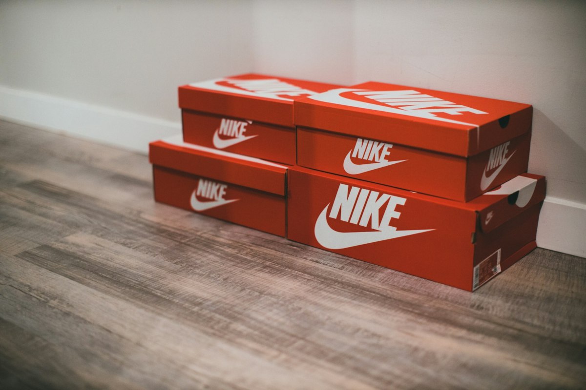 Обувные компании, в том числе Nike, Adidas и Puma, попросили президента США Дональда Трампа освободить отрасль от пошлин на импорт товаров — иначе это приведёт к росту цен и закрытию предприятий. У большинства обувных брендов производство находится в Китае, Вьетнаме и Индонезии vc.ru/retail/1962744