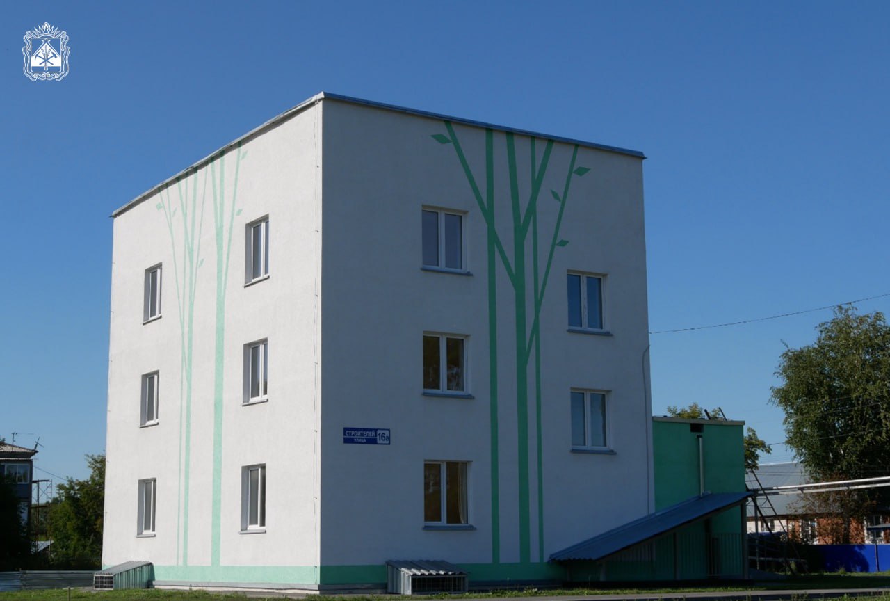 В Топках по нацпроекту заселили новый дом для детей-сирот Ключи от квартир в новом жилом доме в Топках получили девять детей-сирот и дети, оставшиеся без попечения родителей. Общая площадь дома — более 500 кв. метров. В каждой квартире выполнена чистовая отделка; Установлена сантехника, пластиковые окна, приборы учета воды и электросчетчики. В рамках благоустройства придомовой территории организованы парковочные места. В нескольких минутах ходьбы расположен детский сад, остановка общественного транспорта и магазины. Строительство многоквартирного дома велось в рамках национального проекта «Инфраструктура для жизни».