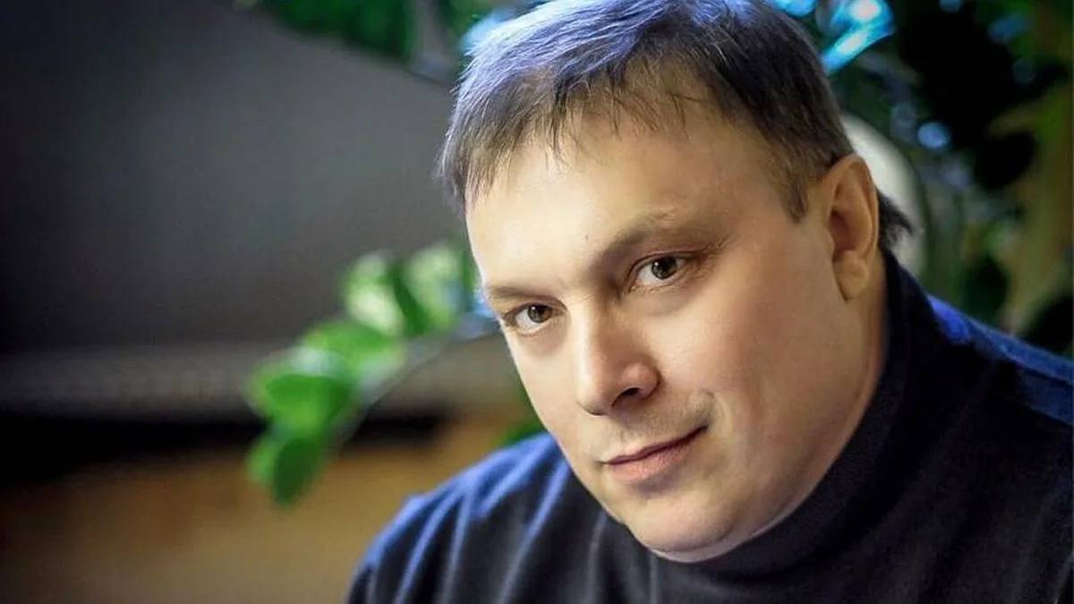 Суд в Москве заочно арестовал продюсера Ласкового мая Андрея Разина который обвиняется в особо крупном мошенничестве НМШ