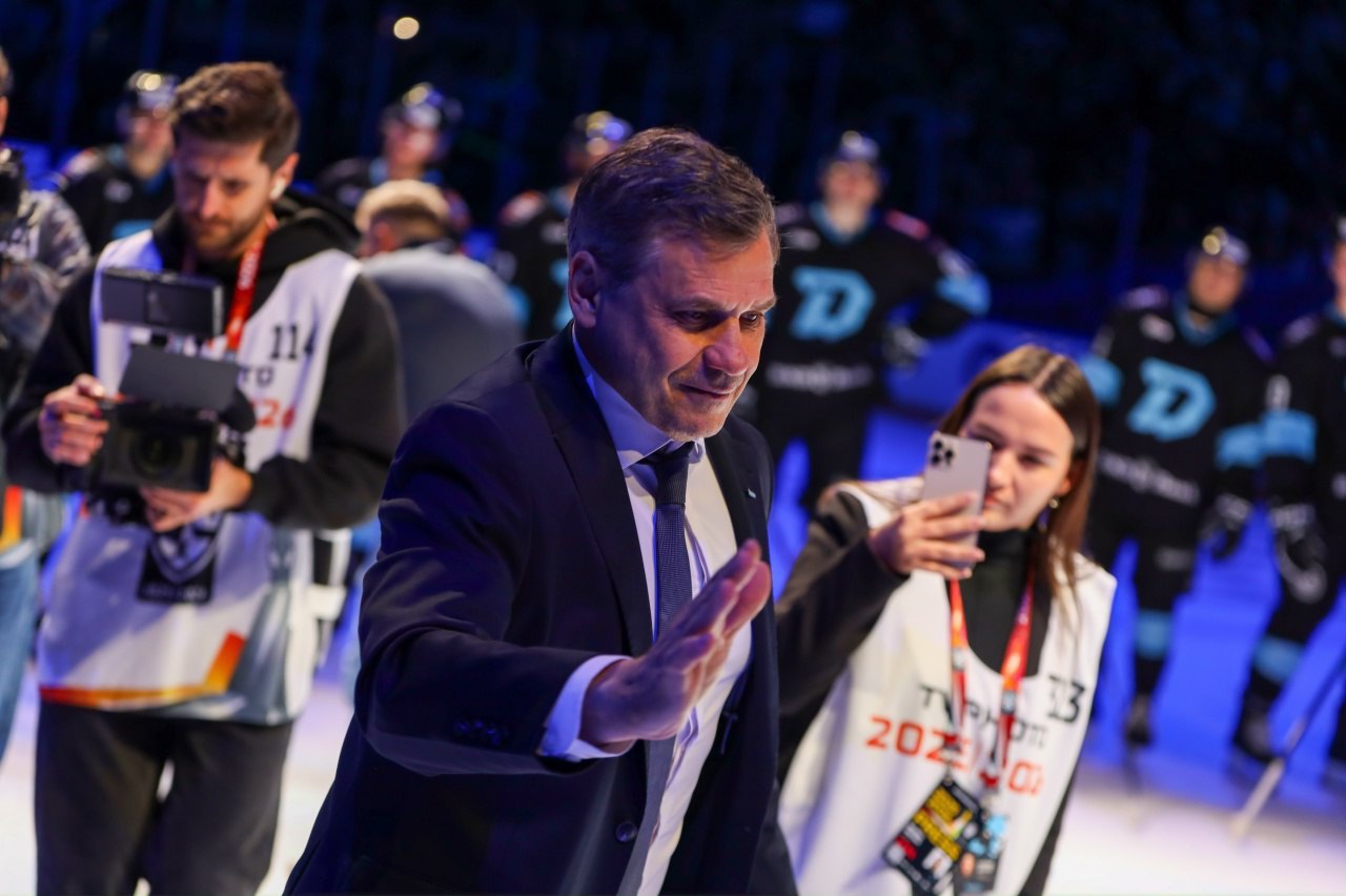 Сильнее тренера в этой лиге нет Дмитрий Квартальнов готовится провести 1  0  0  0   й матч в КХЛ К юбилейному матчу главного тренера зубров в КХЛ Hockey by попросил молодых игроков минского Динамо рассказать о человеке который добрался до столь легендарной планки Если свести их мнения к двум словам то это будут восхищение и благодарность А не в двух словах читаем В НОВОМ МАТЕРИАЛЕ hockeyby