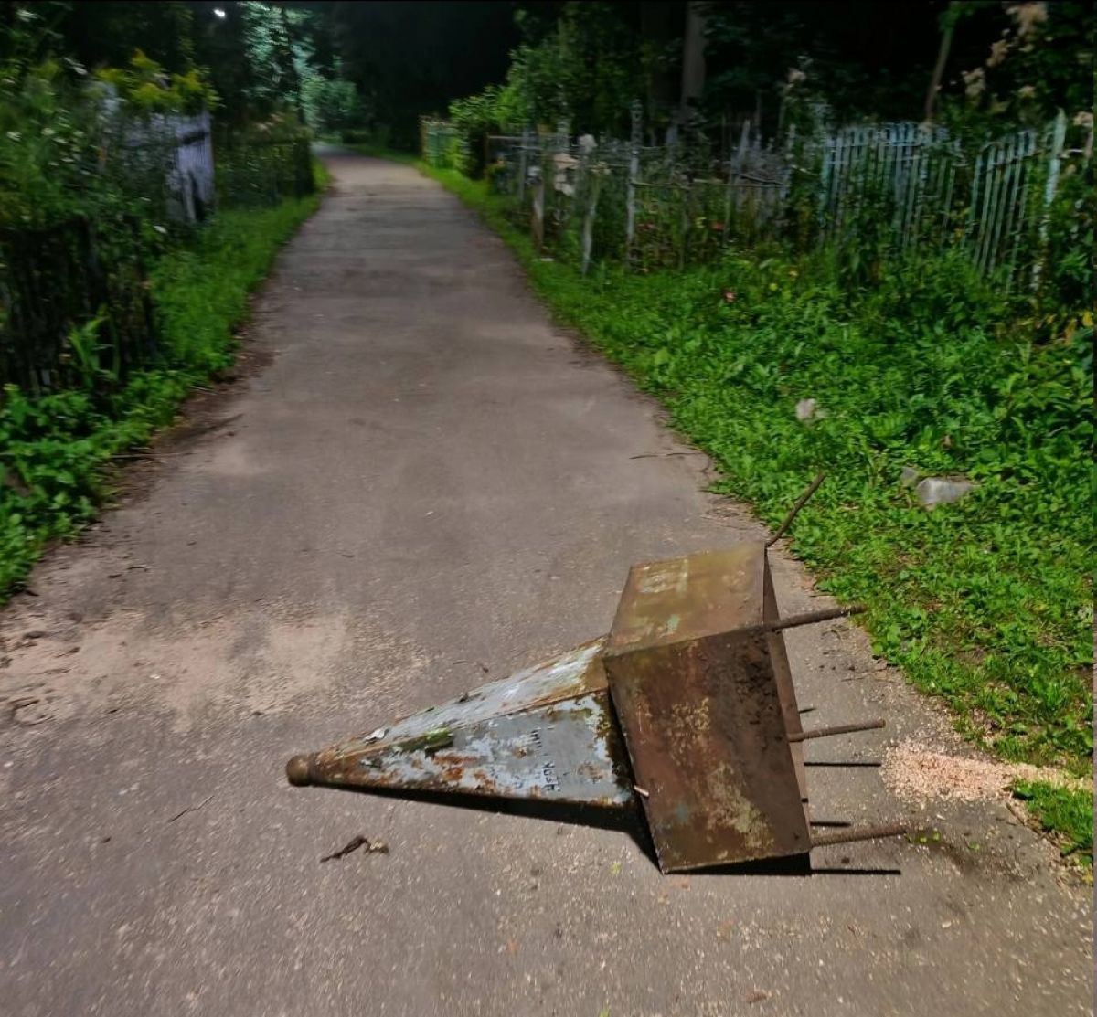 В Ельце обнаружили вандала, который целенаправленно разрушал старое кладбище     Вандал на кладбище в Ельце попал на видео: неизвестный разрушал ограды и носил их к обелиску.  ↗  Прислать новость   Подписаться