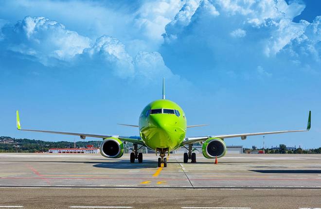 Авиакомпания S7 Airlines стала третьей по количеству перевезенных пассажиров в России  В 2024 году крупнейшая частная российская авиакомпания S7 Airlines  "Сибирь"  перевезла 12,9 млн пассажиров.  Это ставит ее на третье место в табели о рангах крупнейших авиакомпаний страны, помещая в окружение перевозчиков группы "Аэрофлот". Флагман "Аэрофлот" нарастил перевозки до 30,1 млн человек  +19,3% . Пассажиропоток лоукостера "Победа" составил 13,7 млн человек  +5,0% . "Россия" обслужила 11,5 млн пассажиров  +26,8% .  Траффик S7 года снизился на 19%  годом ранее он составлял 15,9 млн пасс. . Это был ожидаемый результат – авиакомпания испытывает сложности с поддержанием летной годности ремоторизованных самолетов семейства Airbus A320neo.   Сохранить на приемлемом уровне провозные емкости помогло приобретение прошлым летом трех классических самолетов Airbus A321ceo.   Новосибирск  Толмачево , историческая база S7, остается ее крупнейшим хабом, обеспечивая половину пассажиропотока.  Всего в 2024 году авиакомпания выполнила почти 100 тыс. рейсов  как внутренних, так и международных . Подробнее Фото: S7