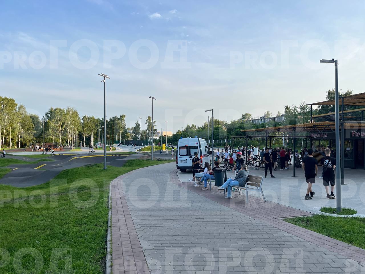 На памп-треке у цирка травмировался ребенок По словам очевидцев, мальчик самостоятельно сел в "скорую" без помощи врачей.