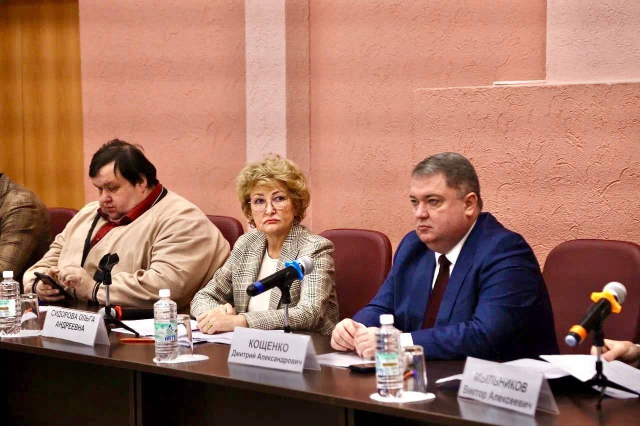 На заседании Общественной палаты Югры озвучили данные рейтинга поддержки СО НКО в 2024 году Нижневартовск занял 13 место из 13 А перед этим глава города Дмитрий Кощенко в своем докладе по привычке спел песню о прекрасно выстроенной работе муниципалитета Ну а дальше прозвучали цифры Только за последний год количество СОНКО в Нижневартовске получивших финансовую поддержку из бюджета города сократилось с 31 до 7 У вас НКО осуществляющих деятельность в сфере добровольчества всего 18 а в Мегионе например 28 Из 403 НКО в Нижневартовске финансовую поддержку получили только 7 Очень низкий показатель передачи помещений под нужды СОНКО в сфере добровольчества 7 1 Для сравнения в Мегионе в 10 раз больше 70 1 в Лангепасе 72 3 рассказала Ольга Сидорова зам председателя Общественной палаты Югры Курирует в округе сферу НКО Н Западнова Именно с ее подачи в Вартовске закрыли частный успешный дом НКО Но она как опытный политик при этом докладе осталась в стороне все шишки получил мэр Кощенко
